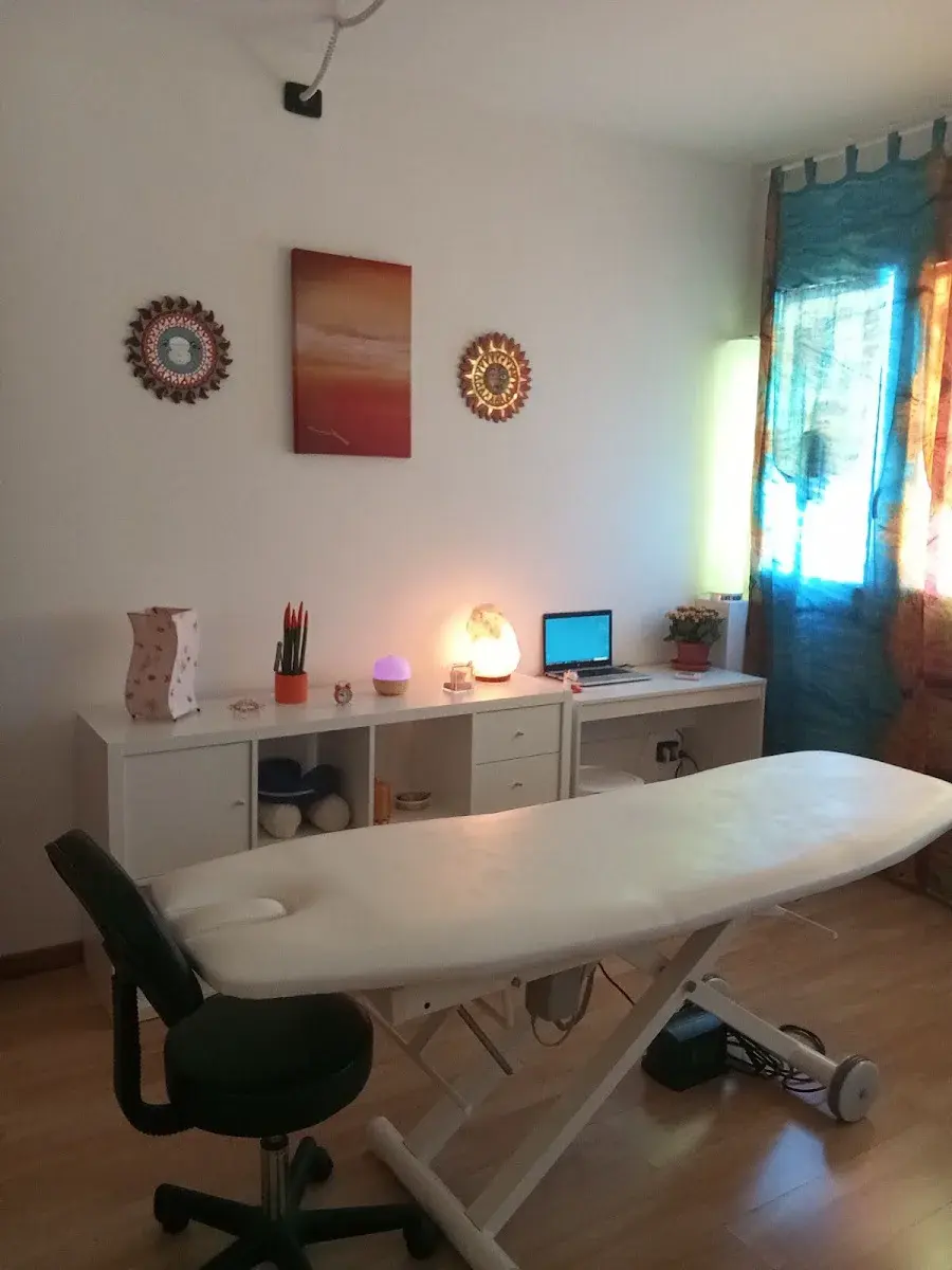 Interno dello Studio Kairos con lettino, lampada di sale e piante