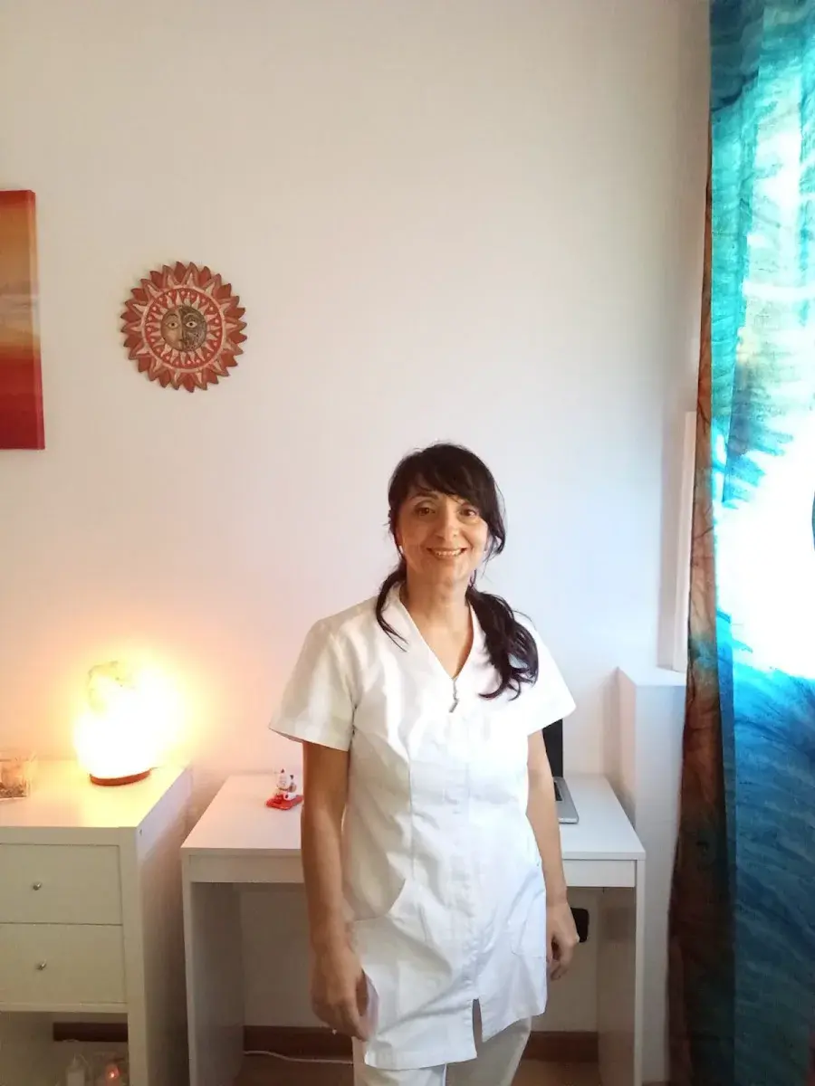 Sara, operatrice olistica dello Studio Massaggi Kairos, nel suo studio